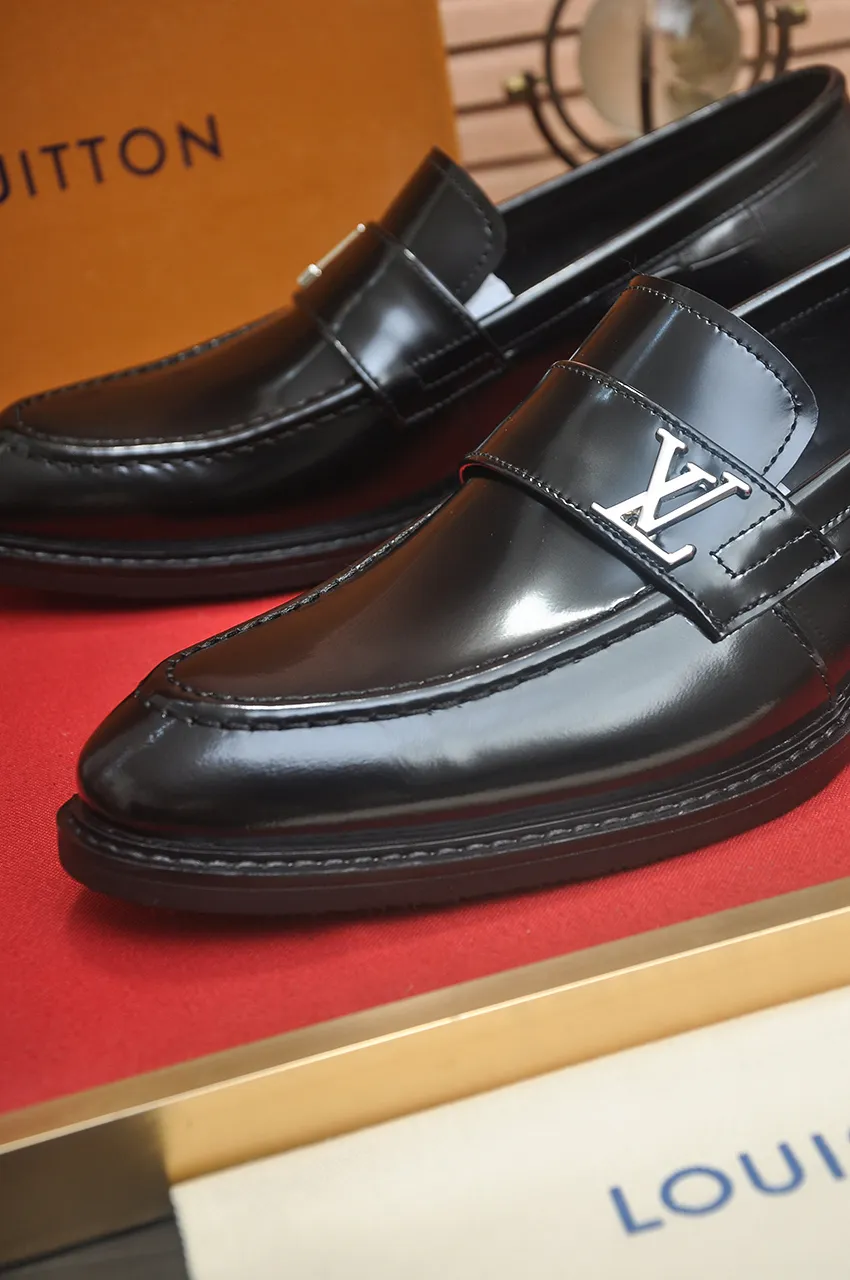 Men's men's shoes 💰460💶 [LV] (original single cowhide lining) 🍀LV's latest genuine leather business suit shoes are launched simultaneously on the official website. The first-layer cowhide imported from Italy is made of heavy gold, 💥1:1 rubber outsole from the official website. Versatile to wear, high-end without losing class, and the color combination is extraordinary. This four-season style is alluring when worn on your feet, showing off your big-name flair. Standard code 38-45 (45 customized)